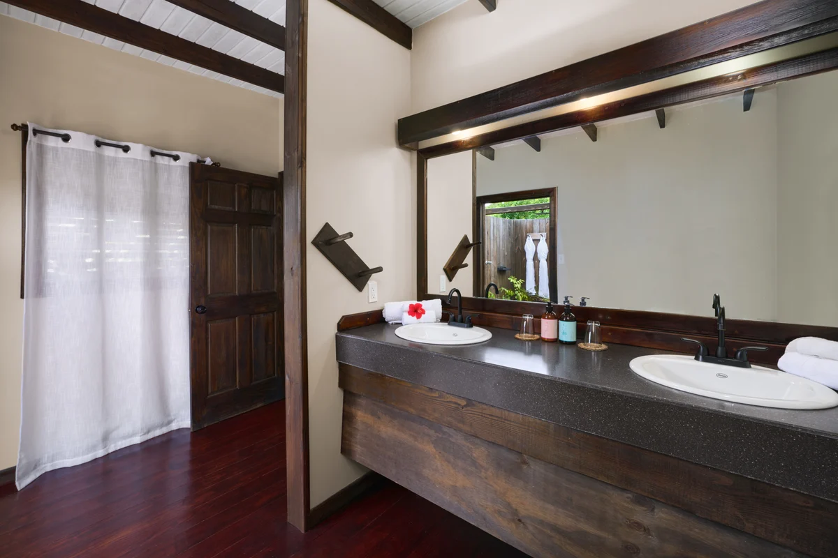05 Keyonna Beach Beachfront Pool Sanctuary bathroom