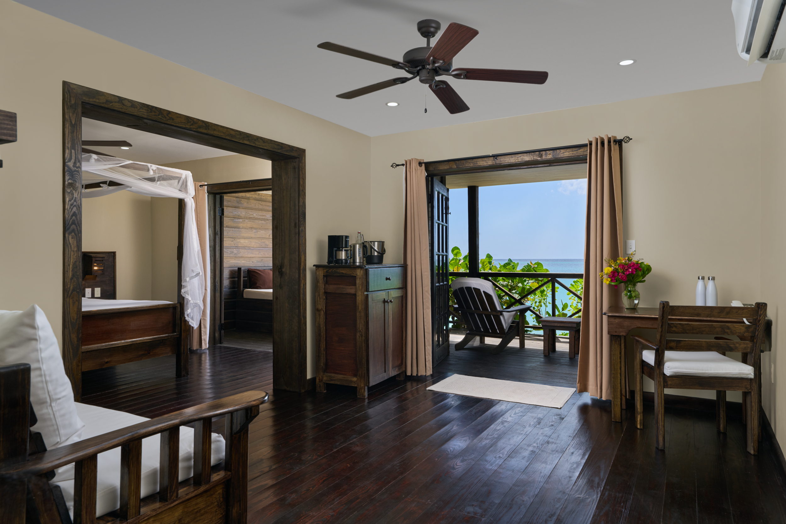 02-Keyonna-Beach-Sunset-Beachfront-Room-Living-LowRes